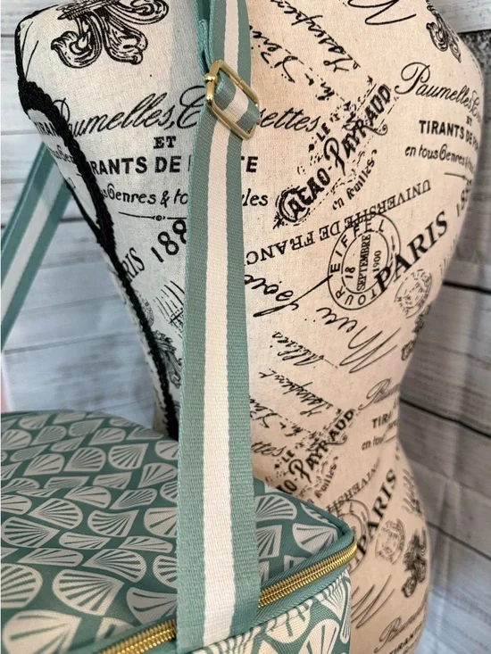 Victoria’s Secret green and white Shell-Print insulated cooler with Front Pocket - Picture 2 of 8